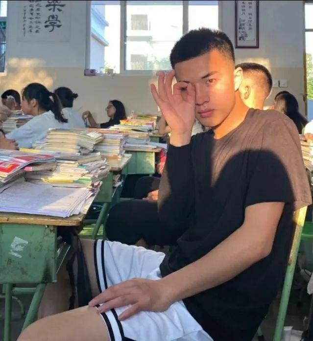 成都的男生有多帅？网友抓拍大长腿班草